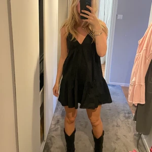 Svart Klänning - Säljer denna populära klänningen från Zara som knappt är använd❤️