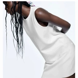 Vit klänning - Jätteskön och fin klänning från zara som är helt slutsåld. Sitter bekvämt och flyger inte runt. Endast testad, säljer pga missade sista returdagen. Skriv för fler bilder eller frågor🌞