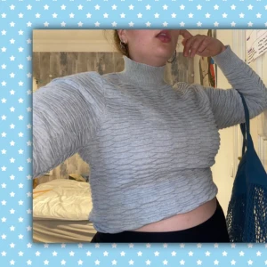 Grå polotröja, storlek S - Mycket fin och extremt mysig grå långärmad polotröja från märket ”Elvine”, storlek S. Bra och stretchig passningsform. Är i mycket gott skick då jag knappt använt den. ❤️❤️