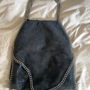 Svart väska - Perfekt väska inför skolstarten! Liknar Stellamcartney väskorna lite och är i bra skick💗