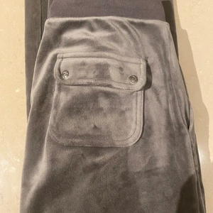 Juicy byxor - Säljer dessa juicy byxor i färgen ”top hat” då jag tyvärr bara använt dom mest hemma. Bra skick, vid snabb affär kan pris diskuteras 💕