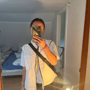 Vit väst - Fin  vit väst köpt på loppis i Kungshamn, stl L men passar som S-L 🙌🏼 frakt tillkommer på 13kr