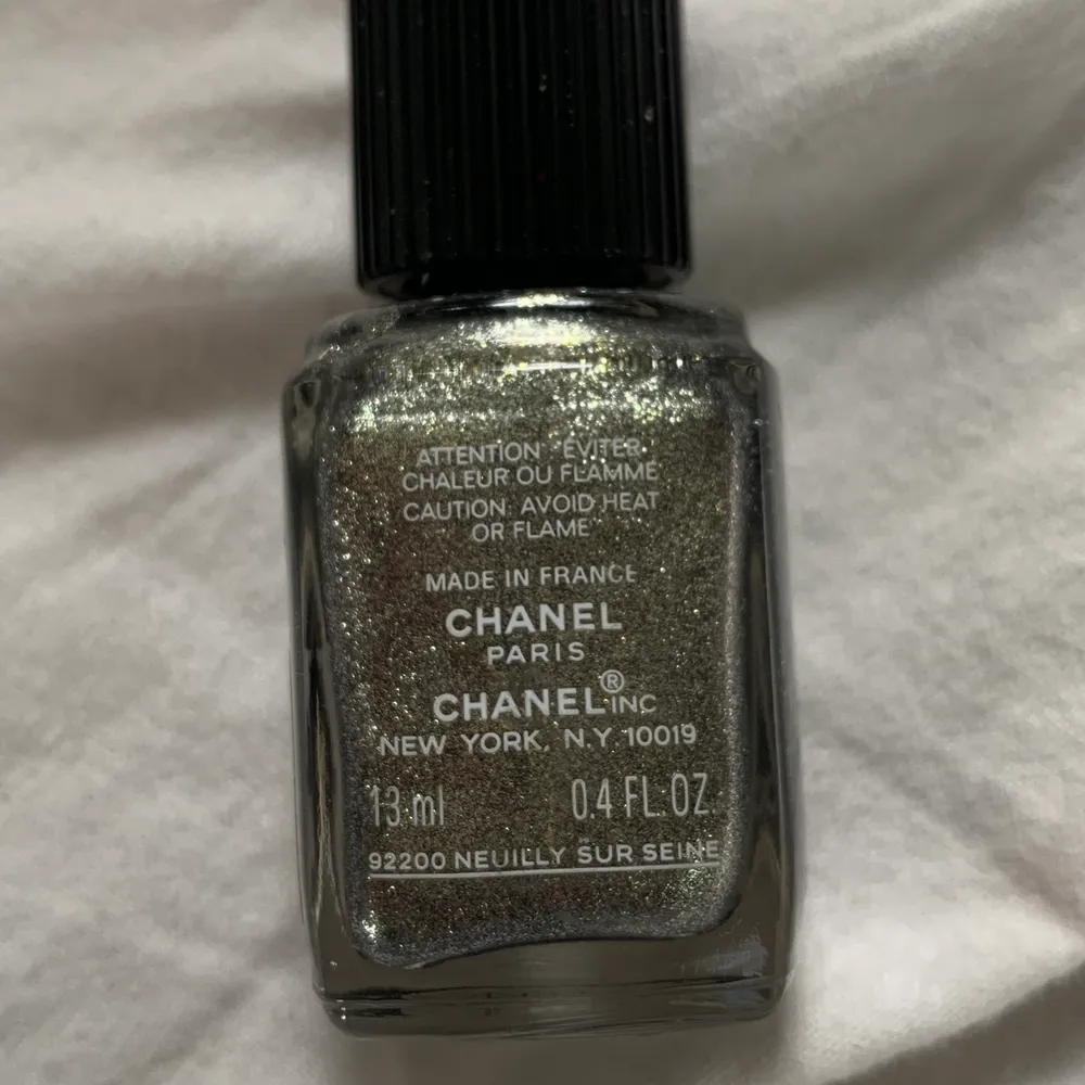 Ett ny köpt CHANEL nagllack i färgen 529 GRAPHITE som är glittrig ny kostar 399kr . Övrigt.