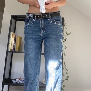 Fjärils byxor butterfly pants  - Fett gulliga byxor med silver fjärilar. Köpte 2021 i en italiensk walmart typ 💀. Bra skick, och inget märke<33