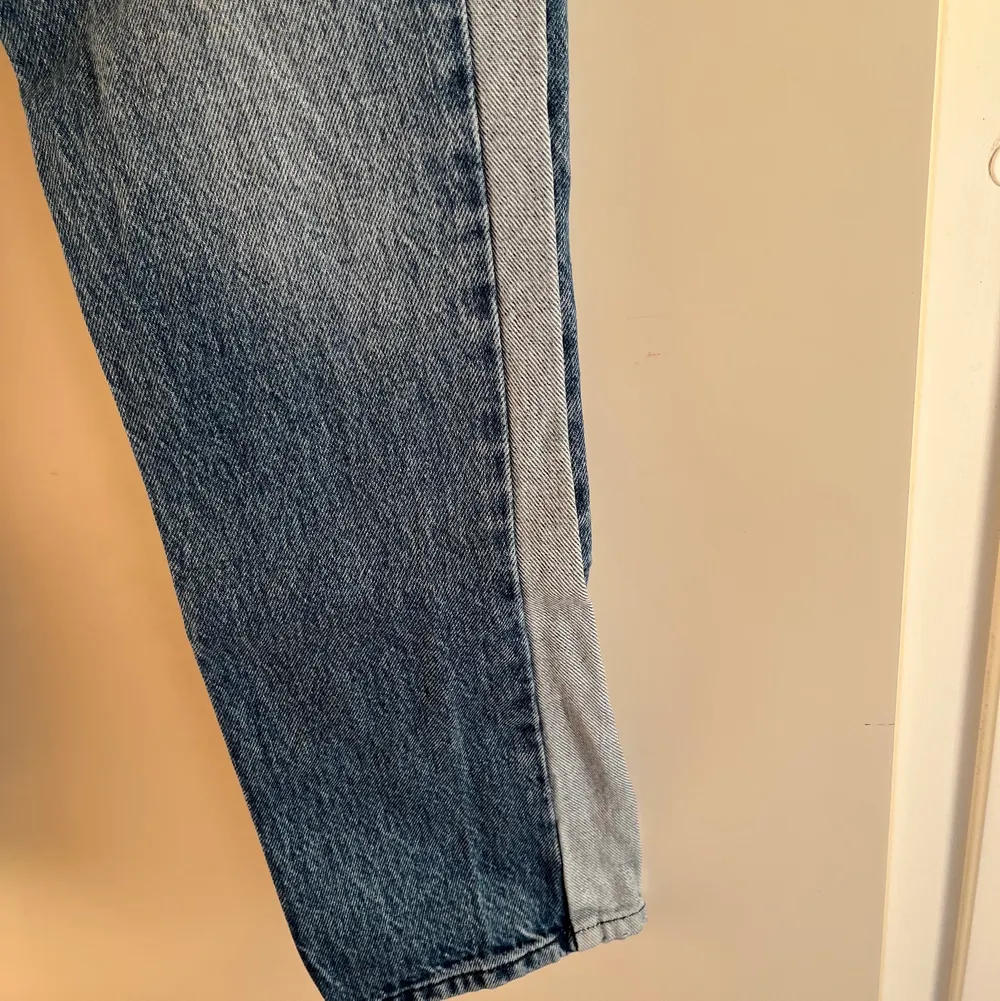 Mom jeans med en ljusare rem på sidan🤍. Jeans & Byxor.