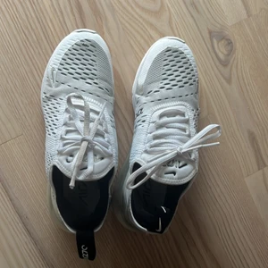 Nike air max 270 - Nike skor som köptes i vintras som blivit lite slitna som ni kan se på bilderna. Skorna har inte kommit till användning på länge därför säljer jag. Nike märkerna har försvunnit nästan så därför säljer jag för 350