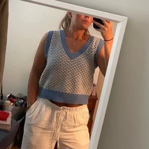 Väst - Superfin väst ifrån stradivarius som köptes förra året! Knappt använd och är i bra skick! Lite oversized i modellen! Det 