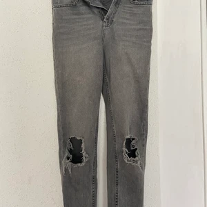Raka gråa jeans ifrån ginatricot  - Fint skick, storlek 36