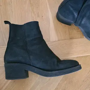 Perfekta höstskor. Svarta boots från Wera Stockholm. Storlek 36. Äkta läder/skinn!
