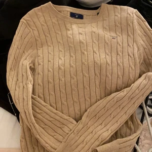 En gant långärmad - En gant långärmad som är använd 1 gång, är i storlek S och sitter super fint. Är i bra skick och super fin. Är beige färgad