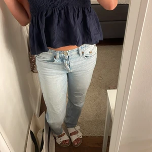 Zara jeans - Säljer dessa zarajeans men som tyvärr har blivit försmå. Jeansen är midrise men man kan dra ner om man föredrar lågmidjat. Hör av dig om du har frågor!💕