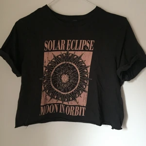 Zodiac sign shirt  - En t-shirt med zodiac signs från hm🌞✨🪴😌✌🏼