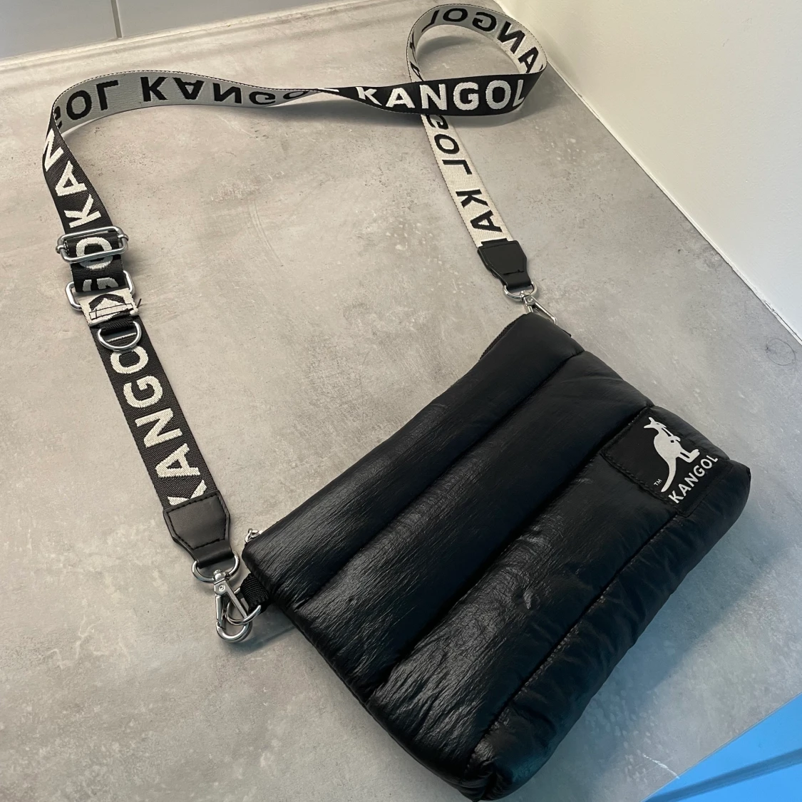 Svart kangol väska - 90