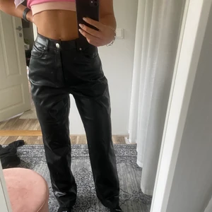 Raka skinnbyxor - Skinnbyxor som är av ett mera stretchiga material. Säljer pga att dem inte kommer till användning