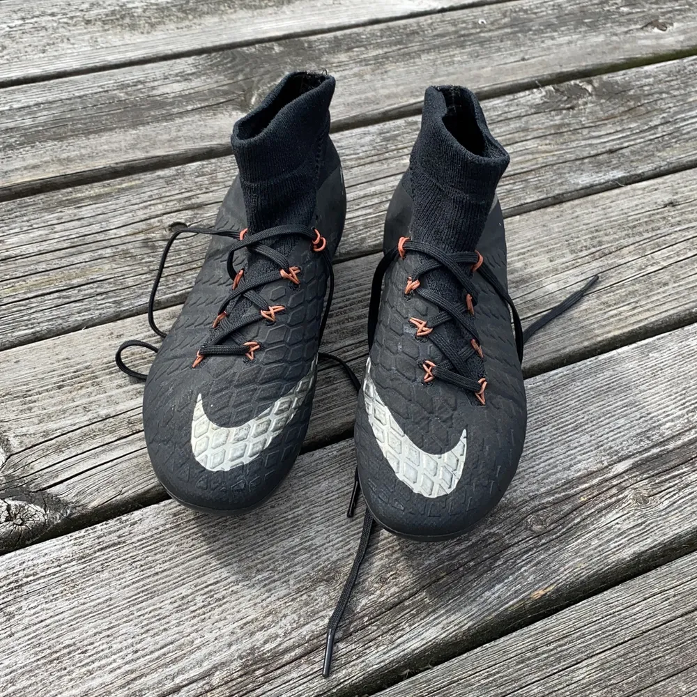 Säljer Nike hypervenom forbollsskor. Storlek 38 och 7/10 skick . Skor.