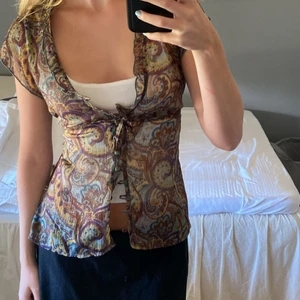 Topp - Söt meshblus i ett fint mönster 😁