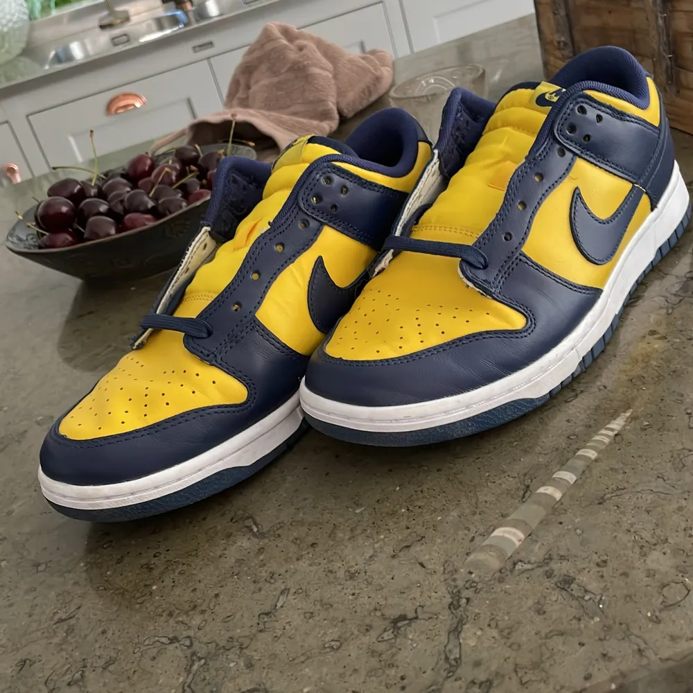 Säljer mina äkta nike dunk michigan low då jag köpte dem fast it använt dem. Köpta från footlocker i sthlm har ingen box till denna för jag slängde den på plats. Skor.