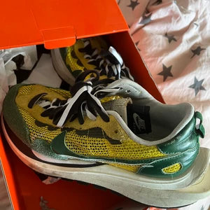 Nike Vaporwaffle sacai Tour Yellow Stadium Green - Tjena! Säljer mina vaporwaffles. Passar 42-43 Skorna har använts ett par gånger men de är väldigt fräscha.