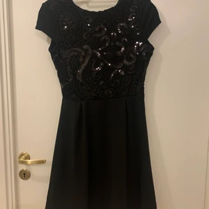 Klänning  - Svart kort klänning med öppning där bak helt ny storlek M