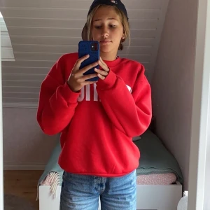 Sweatshirt  - Jättefin röd sweatshirt från Gina💘 säljer denne eftersom jag inte använder den längre. Väldigt bra skick och inga fläckar💘