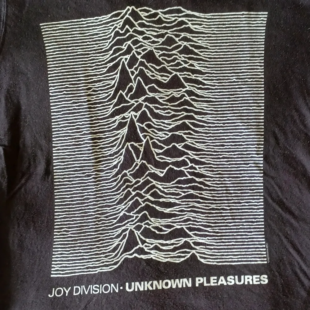 En Joy Division T-shirt med bilden från albumet Unknown Pleasures.  Det står på lappen att t-shirten är i storkel M men jag skulle mer säga att det är i storlek S. ~ Varan kostar 50 kr och frakten kostar 39 kr.. T-shirts.