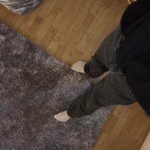 Jeans från H&M  - Ett par gråa jeans från H&M i strl 32, men skulle säga att dom passar strl 34 också 🤍