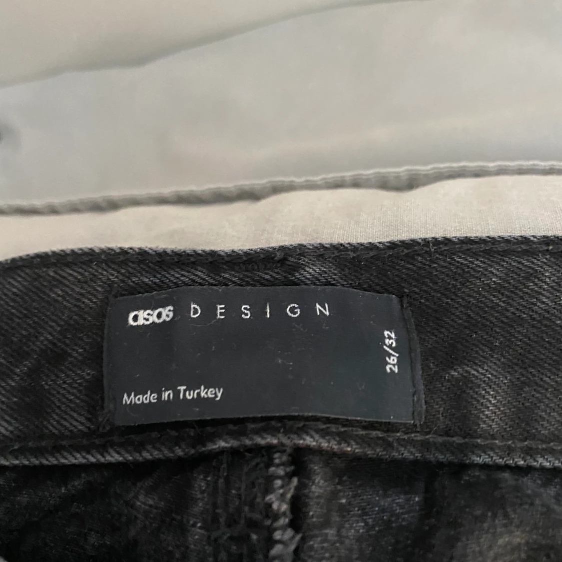 Urtvättade svarta jeans med slits på - 90