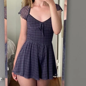 Lila-rutig playsuit från Urban Outfitters - Lila Milly Mesh Playsuit från Urban Outfitters. Nypris ca 550kr. Säljer då jag behöver mer plats i garderoben. Köparen står för frakt💞