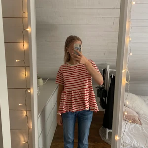 två toppar  - två randiga volang toppar, 80 för en 150 för båda