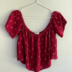 off shoulder topp - Gina tricot  - Vinröd off shoulder topp. Knappt använd. Frakten står du för själv💕