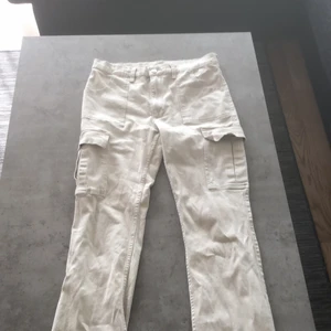 Cargo byxor  - Ett par super snygga Beiga Cargo Byxor som är Bootcut och lowwaisted