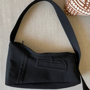 RE-MADE Favorite Bag Djerf Avenue - Limited edition, one-of-a-kind väska från Djerf Avenue, använd en gång.  Mer information: www.djerfavenue.com/se/produkt/remade-favorite-bag/  Köpt för 1 899, säljes för inköpspris alternativt högst budande.   OBS: Annonsen finns på flera säljsidor