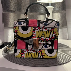 Aldo väska - Säljer min lilla aldo väska som ja köpte för ungeför 2 år sen men ja har använt den ut kanske 3 gånger, köpte för runt 500kr, köparen står för frakten !tryck inte på köp direkt! 