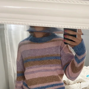 Stickad Randig Tröja  - Stickad tröja från Cubus! 👚 Använd fåtal gånger varsamt, väldigt skön och sticket inte. 