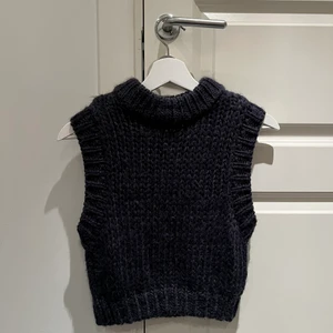 Stickad pullover från NA-KD - Stickad pullover väst från NA-KD strl. XS/Sknappr använd 50 kr + frakt