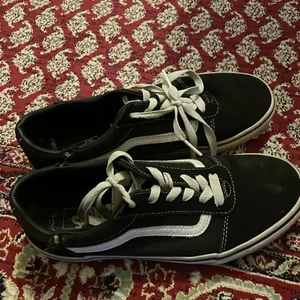 Vans - Säljer mina gamla vans till ett billigt pris, nypris 700💕 pris går absolut att diskutera 💕