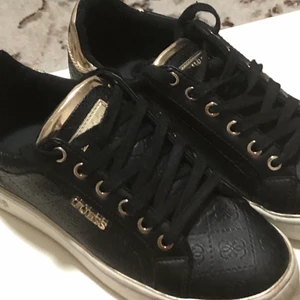 Guess  - De här skorna har jag använt i ett par dagar men, jag säljer de nu eftersom de längre inte kommer i användning.priset kan även diskuteras 