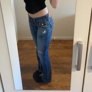 True religon jeans  - Intressekoll❗️på dessa snygga true religon jeans. Jag är ca 167-168 och de passar bra i längden, Midjemått är 78 cm, storlek 28 i herr storlek så de sitter lite större en kvinnlig storlek. Färgen på dem är lite mörkare i verkligheten. Jag har använt dem fåtal gånger och den ända tydliga defekten är slitningar/hål längst ner vid fötterna .Sätter start pris på 350+frakt och den som kommer med högst bud säljer jag de till. Kom privat för mer information och bilder.