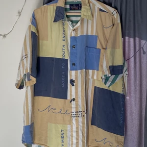 Vintage buttondown shirt - Vet inte vad det är för märke men ni ser i första sliden lite grann lol. Sitter XL true to size så en oversize L typ! Bra skick också 👍