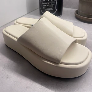 Pull and bear sandaler - Helt nya oanvända sandaler från Pull and Bear. Finns ej kvar på hemsidan. Storlek 37 💗💗 skorna är beigea. Nypris 400