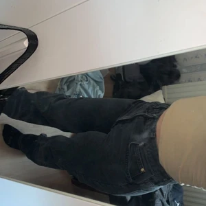 Hm jeans  - Säljer dessa jeans från hm, de är aldrig använda o de är inte riktigt min stil så därför säljer jag de, de kostade 300kr i affären så därför säljer jag de för 170 + frakt (priset kan ändras/diskuteras), köparen står för frakten💗