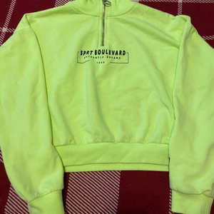 146-152 - Detta är en kofta med en dragkedja som kan öppnas och stängas utan problem. Den är som ny.