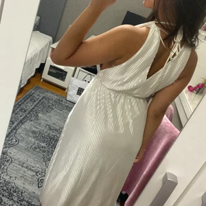 Vit klänning - Drömmig vit klänning. Endast använd 1 gång. Storlek S men passar XS-M. 