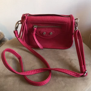 Väska - Liten rosa väska💗🎀⚠️OBS⚠️dragkedjan funkar inte. Avtagbart band.