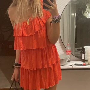 Klänning  - Lägger ut igen pga så mke strul med förra annonsen! Då så många var intresserad så gäller budgivning! 💕Så fin volang klänning köpt utomlands som inte kommer till andvänding längre! 