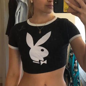 Playboy topp - Jättesnygg Playboy topp från missguided, säljer den eftersom den är lite för liten för mig. köparen står för frakten💕