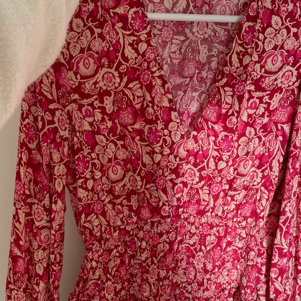 Säljer denna underbara somriga klänningen från zara från förra årets kollektion. Köptes i butiken i Palma i strl XS men passar även mig som är en S då den är stretchig i midjan. Använd ett fåtal gånger och är därför jag säljer den😊🙌. Klänningar.