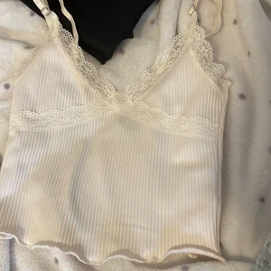 H&M - Två Supersnygga linnen med spets. Ett i svart och ett i vitt! säljer för att jag inte får användning av de längre! det vita linnet är i storlek XXS o de svarta linnet är i storlek XS❤️ Köpte för 99 kr st o säljer för 59 kr styck