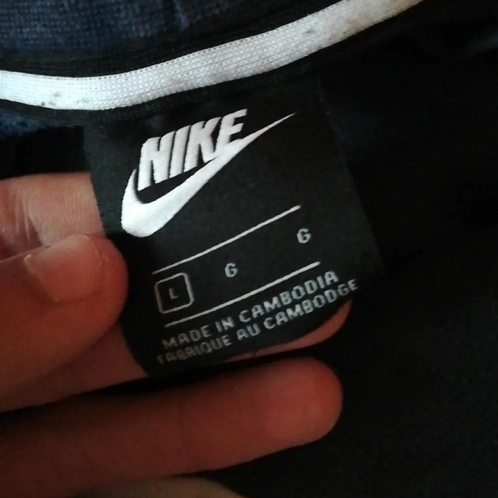 Nike air sweathirt storlek M/L passar mig som brukar ha storlek M och är i bra skick.. Tröjor & Koftor.