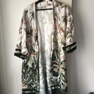 Kaftan från H&M • strl XS/S/M - Kaftan med vackert tryck. Passar personer i storlek XS, S och M. 